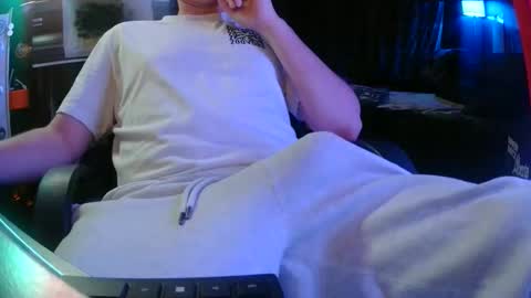 Snapshot of bowerboi1217 chatting on December 22, 2:08 am Bowerboi1217 online show from December 22, 2:08 am