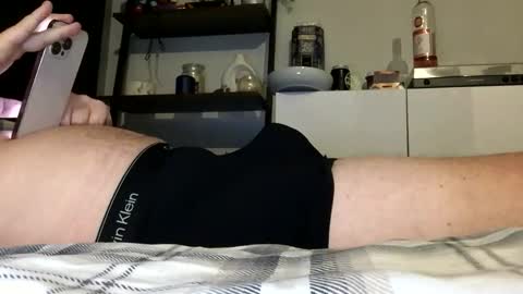 Snapshot of boxerbro123 chatting on April 16, 11:18 pm boxerbro123 online show from April 16, 11:18 pm