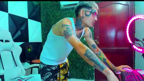 boy_tatto77 online show from March 10, 1:05 pm