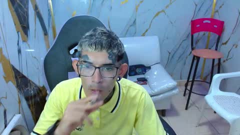 boy_tatto77 online show from March 16, 12:42 pm