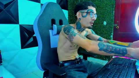 Snapshot of boy_tatto77 chatting on May 27, 12:02 pm boy_tatto77 online show from May 27, 12:02 pm