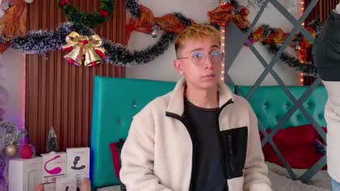 Snapshot of boys_2_play chatting on December 3, 1:09 pm Axel Chris online show from December 3, 1:09 pm