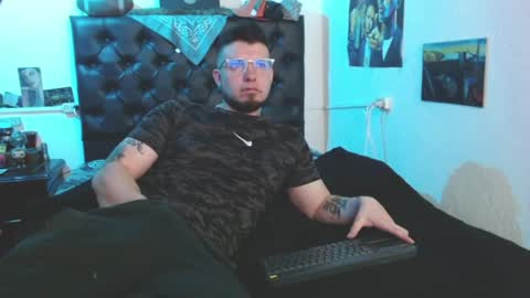 Snapshot of brad_hot_boy chatting on May 6, 4:23 pm brad hot boy online show from May 6, 4:23 pm