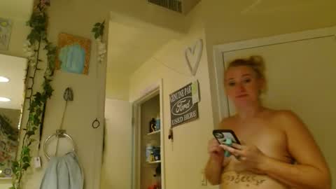 Snapshot of braindeadbetty chatting on May 4, 5:03 am i am a naughty jedi knight online show from May 4, 5:03 am