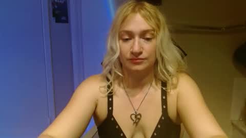 Snapshot of braindeadbetty chatting on May 17, 3:37 am i am a naughty jedi knight online show from May 17, 3:37 am