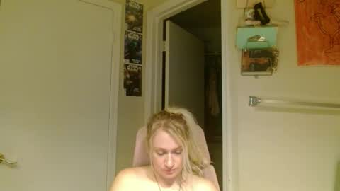 Snapshot of braindeadbetty chatting on May 22, 3:13 am i am a naughty jedi knight online show from May 22, 3:13 am