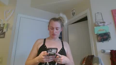 Snapshot of braindeadbetty chatting on May 26, 12:39 am i am a naughty jedi knight online show from May 26, 12:39 am