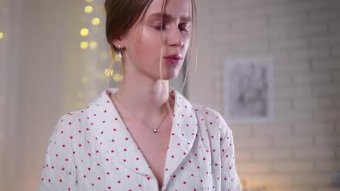 Snapshot of brave_journey chatting on March 4, 7:32 pm Eli online show from March 4, 7:32 pm