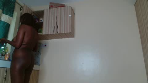 Snapshot of bree_beauty chatting on June 9, 8:15 am bree_beauty online show from June 9, 8:15 am