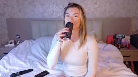 Snapshot of brenda_m00n chatting on July 31, 1:10 pm Brenda online show from July 31, 1:10 pm