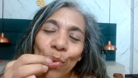 Snapshot of brenda_velasquez chatting on June 18, 8:13 pm BRENDA VELASQUEZ online show from June 18, 8:13 pm