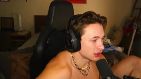 Snapshot of brentonverde chatting on December 26, 12:25 am brentonverde online show from December 26, 12:25 am