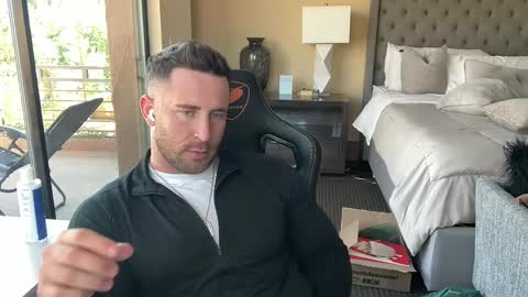 Brett Mycles online show from September 29, 8:46 pm