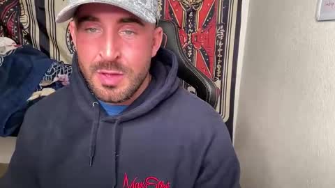 Snapshot of brettmycles chatting on February 17, 6:21 am Brett Mycles online show from February 17, 6:21 am
