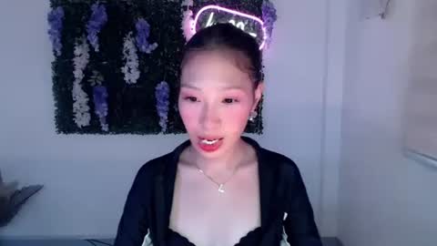 brie_belle online show from March 4, 4:38 am