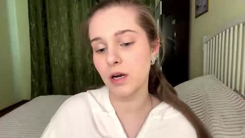 Snapshot of brielleroberts chatting on March 17, 8:06 am brielleroberts online show from March 17, 8:06 am