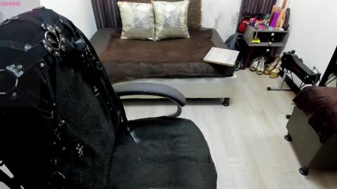 BRIGITTE online show from March 1, 5:16 pm