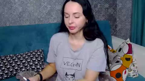 Snapshot of brilliant_doll chatting on November 24, 2:22 am Nika online show from November 24, 2:22 am