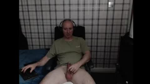 Snapshot of britguy_uk chatting on June 17, 9:38 pm Lemee Joinyuu online show from June 17, 9:38 pm