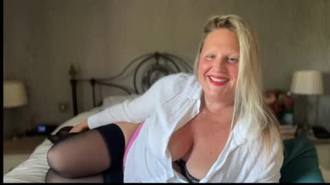 Snapshot of british_bella chatting on June 9, 2:50 pm British Bella online show from June 9, 2:50 pm
