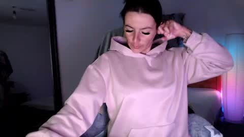 Snapshot of britneydivine chatting on May 13, 10:01 am Britney online show from May 13, 10:01 am