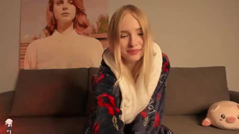 Snapshot of brittany_bird chatting on March 3, 12:28 am online show from March 3, 12:28 am