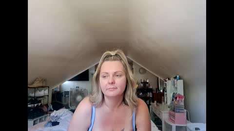 Snapshot of brittanybby23 chatting on September 15, 5:02 pm brittanybby23 online show from September 15, 5:02 pm