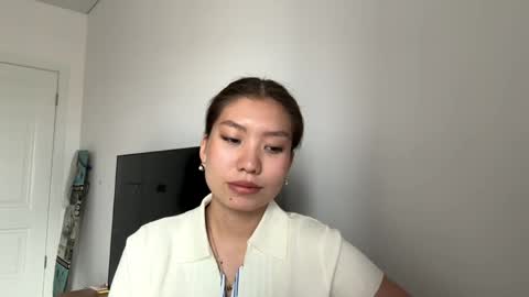 Snapshot of brittmcnairy chatting on June 1, 5:09 am Tate online show from June 1, 5:09 am