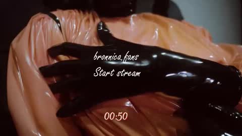 Snapshot of bronnica chatting on October 3, 4:26 pm Anna online show from October 3, 4:26 pm