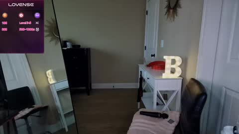 Snapshot of brookebee27 chatting on December 10, 9:43 pm brookebee online show from December 10, 9:43 pm