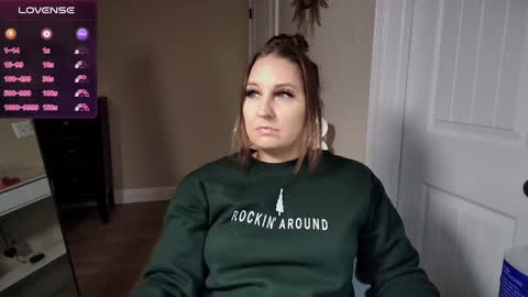 Snapshot of brookebee27 chatting on December 19, 12:13 am brookebee online show from December 19, 12:13 am