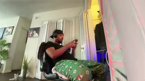 Brownskinshortyy online show from April 1, 2:58 pm