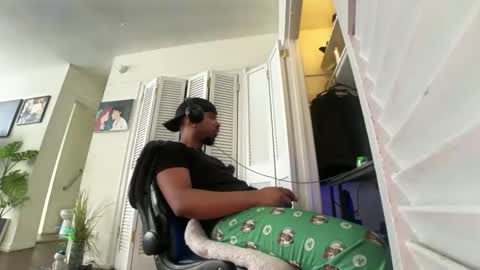 Brownskinshortyy online show from April 6, 3:46 pm