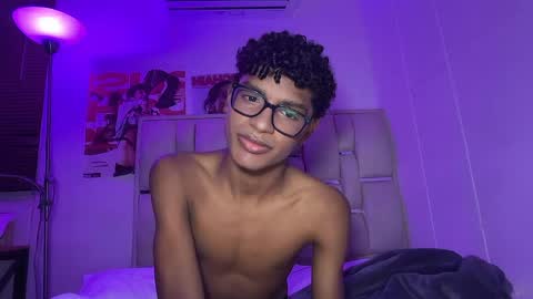 Snapshot of brownytwinkyandre chatting on April 11, 3:22 am Andre online show from April 11, 3:22 am