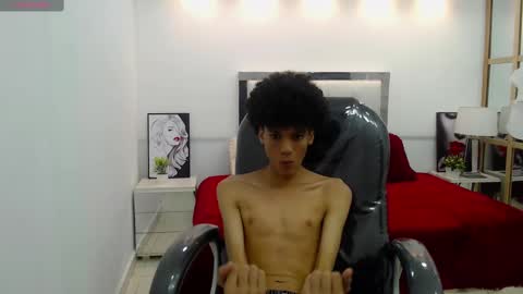 Snapshot of bruce_twink chatting on February 15, 12:22 pm B R U C E T W I N K online show from February 15, 12:22 pm