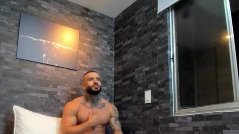 Snapshot of brucedallas chatting on October 28, 1:09 am brucedallas online show from October 28, 1:09 am