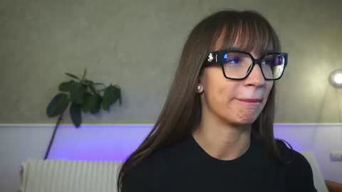 Snapshot of brunette_babee chatting on June 24, 3:55 pm brunette_babee online show from June 24, 3:55 pm