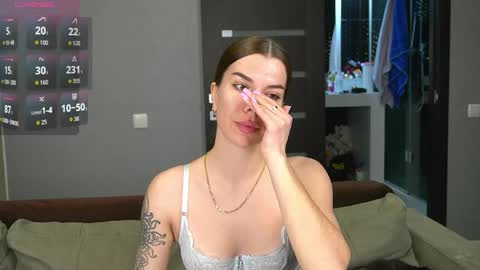 Snapshot of brunette_from_the_moon chatting on April 5, 9:56 pm Alice online show from April 5, 9:56 pm