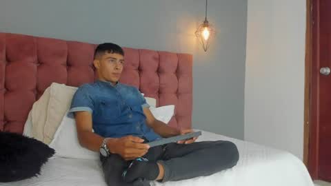 Snapshot of bruno_fox_ chatting on June 17, 12:40 pm Bruno online show from June 17, 12:40 pm