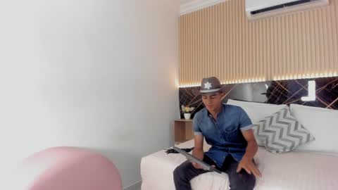 Snapshot of bruno_fox_ chatting on June 23, 7:45 pm Bruno online show from June 23, 7:45 pm