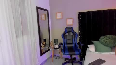 Snapshot of bryan_robayo5 chatting on December 2, 11:37 am Bryan online show from December 2, 11:37 am