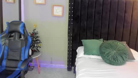 Snapshot of bryan_robayo5 chatting on December 14, 11:15 am Bryan online show from December 14, 11:15 am