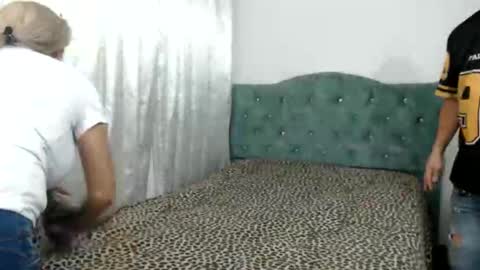 Snapshot of bryonysexytwo chatting on June 1, 4:25 am bryonysexytwo online show from June 1, 4:25 am