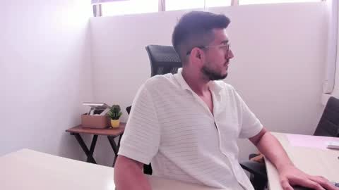 Snapshot of bryperez chatting on March 2, 4:32 pm bry online show from March 2, 4:32 pm