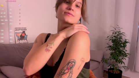 Snapshot of buckwheat_queen chatting on June 1, 7:26 pm Mira online show from June 1, 7:26 pm