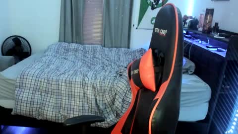 Snapshot of buffsexyman24 chatting on February 25, 11:33 pm buffsexyman24 online show from February 25, 11:33 pm