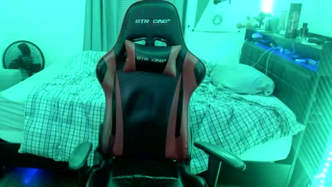 Snapshot of buffsexyman24 chatting on February 26, 2:37 am buffsexyman24 online show from February 26, 2:37 am