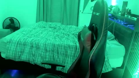 Snapshot of buffsexyman24 chatting on February 27, 2:10 am buffsexyman24 online show from February 27, 2:10 am