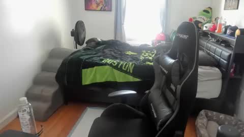 Snapshot of buffsexyman24 chatting on February 10, 2:32 pm buffsexyman24 online show from February 10, 2:32 pm