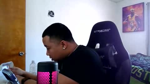 Snapshot of buffsexyman24 chatting on February 24, 5:33 pm buffsexyman24 online show from February 24, 5:33 pm